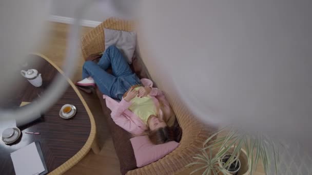 Top view νεαρή λεπτή γυναίκα ξαπλωμένη στον καναπέ μιλώντας με ψυχολόγο σε εσωτερικούς χώρους. Τόνισε συγκλονισμένοι Καυκάσιος χιλιετή ασθενής μοιράζονται τα προβλήματα και τους φόβους με το γιατρό. Ψυχολογία και θεραπεία. — Αρχείο Βίντεο