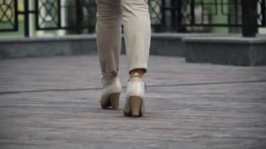 Canlı kamera, şehir dışında gezen zayıf, yaşlı, beyaz bir kadın görüntüsü veriyor. Arka plan portresi hafta sonu yürüyen kendine güvenen bir emekli kadın. Yaşam tarzı ve eğlence konsepti.