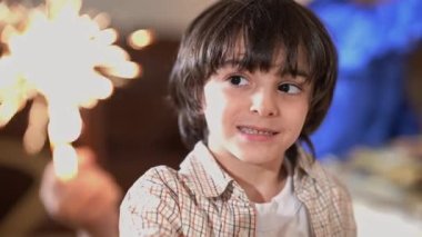Noel maytaplı mutlu Orta Doğulu çocuk gülümseyen kameraya bakıyor. Yakın plan rahatlamış çocuk portresi evde poz vererek yeni yılı kutluyor. Mucize ve tatil konsepti.