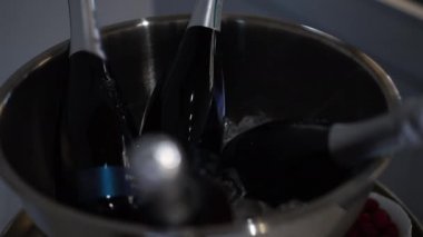 Kovada yakın plan şampanya şişeleri. Pahalı lüks alkollü içecek kapalı mekanda yakın plan. Alkol kavramı.