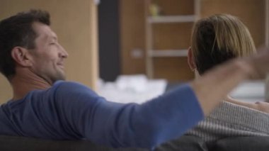 Arkadan bakan adam, kadını el sıkışırken kucaklamaya çalışıyor. Üzgün, stresli, beyaz bir koca, evde sevgisiz bir eşle kanepede oturuyor. İlişki sorunları.
