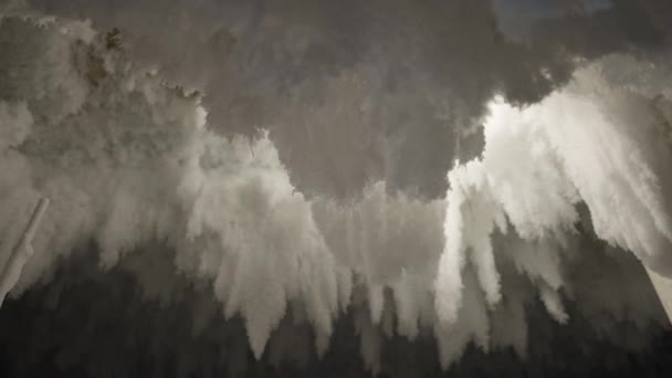 Estalactitas de hielo de primer plano con luz que pasa desde arriba. Hermosa cueva blanca nevada en el norte. — Vídeos de Stock