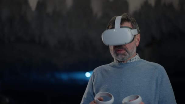 Man in VR headset standing in ice cave on the right. Portrait of confident Caucasian explorer enjoying augmented reality outdoors. Modern technologies and nature concept. — Stock Video