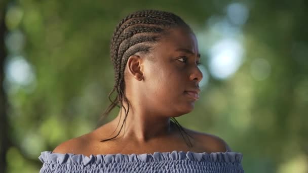 Una joven afroamericana enloqueciendo al aire libre en el parque de verano. Mujer de tamaño grande hermosa estresada mirando alrededor sosteniendo la cabeza en las manos. Ansiedad y abrumadora. — Vídeos de Stock