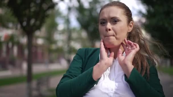 Coqueta mujer caucásica con sobrepeso posando al aire libre en la calle de la ciudad disfrutando de estilo de vida. Retrato de alegre mujer de negocios morena con ojos marrones besándose mirando a la cámara coqueteando. Cuerpo positivo. — Vídeos de Stock