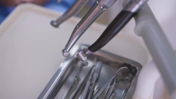 Zblízka zubní židle nástroje v nemocnici uvnitř. Profesionální vysoce kvalitní lékařské vybavení v zubařské ordinaci. Medicína a zdravotní péče. — Stock video