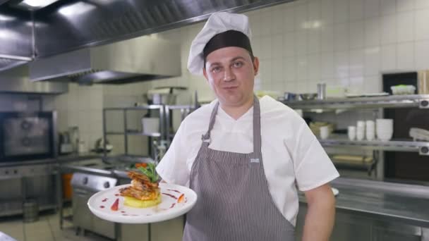 Chef masculino positivo gesticulando gesto de entusiasmo mirando a la cámara sonriendo jactancioso camarón cocido servido en el plato. Retrato de hombre caucásico feliz profesional confiado posando en restaurante con comida. — Vídeos de Stock