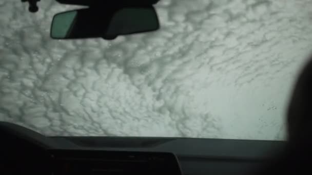 挡风玻璃上覆盖着泡沫，像男孩在车里挥动一样用高压水冲洗掉。孩子们在洗车服务中玩乐的轮廓。车辆维修概念. — 图库视频影像
