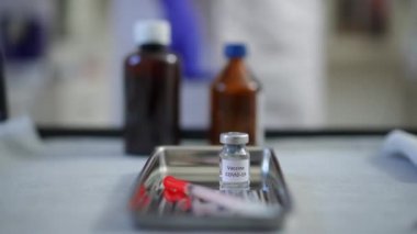 Kapalı kapılar ardında şırıngalar bulunan Covid-19 aşısı. Hastane aşı kliniğinde Coronavirus vaxx. Pandemik tedavi kavramı.