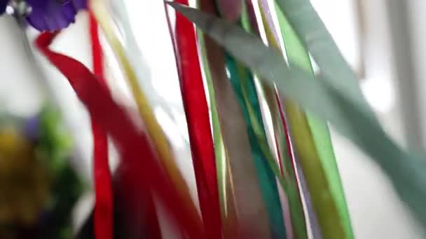 Cintas multicolores soplando con viento colgando en tienda de artesanía. Accesorio tradicional ucraniano para vestuario nacional en interiores. Movimiento lento. — Vídeo de stock