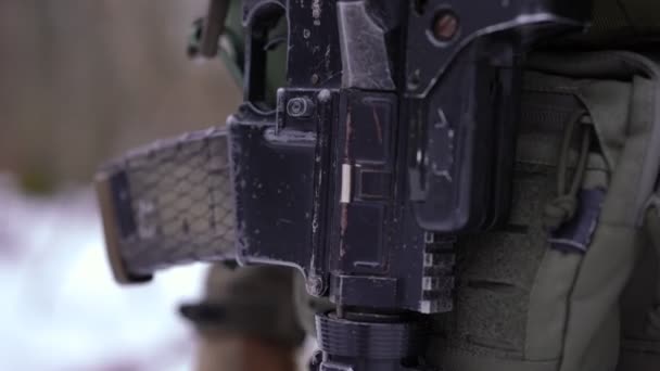 Podstavec záběr zblízka ozbrojené zbraně s ukrajinským vojákem v zimním lese venku. Nerozpoznatelný statečný běloch se zbraněmi bojujícími za nezávislost. — Stock video
