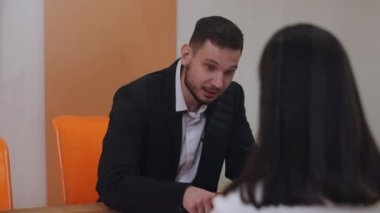 Kızgın CEO 'nun portresi ofisteki azarlayan çalışana bağırıyor. İş merkezindeki kadınlara bağıran tatminsiz beyaz bir adam. Sinirlilik ve stres kavramı.