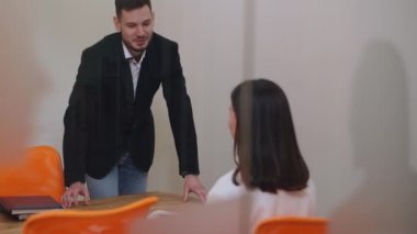 Yakışıklı iş adamı esmer iş kadınıyla el sıkışıyor ve cam ofisten ayrılıyor. Kendine güvenen beyaz yöneticinin portresi CEO ile anlaşma yapıyor. Güven ve iş.