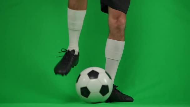 Futbolista irreconocible goteando bola en la pantalla verde dejando. Joven deportista caucásico profesional confiado huyendo con pelota de fútbol en cromakey plantilla de fondo. — Vídeos de Stock