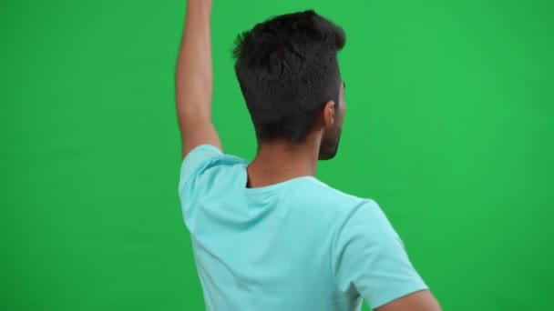 Vista posterior inspiró al hombre de Oriente Medio ondeando la bandera alemana apoyando al equipo de fútbol en el campeonato. Motivado ventilador joven y seguro de sí mismo regocijándose al fondo cromakey pantalla verde. — Vídeo de stock