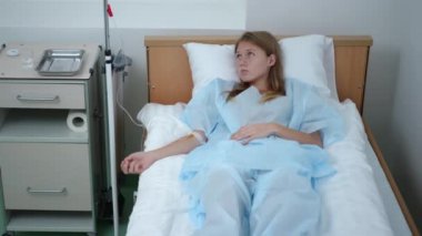 Kafkasyalı depresyondaki genç bir kızın portresi hastane koğuşunda düşürücü düşüncelerle yatıyor. Tıbbi klinikte tedavi gören oldukça kötü bir kaza kurbanı. Hayal kırıklığı ve hastalık konsepti.