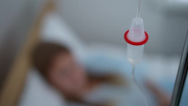 Penjilat medis tertutup di bangsal rumah sakit dengan pasien Kaukasia kabur berbaring di tempat tidur di latar belakang. Tetesan mata dengan cairan obat di klinik dengan gadis sakit. Konsep perawatan dan perawatan. — Stok Video