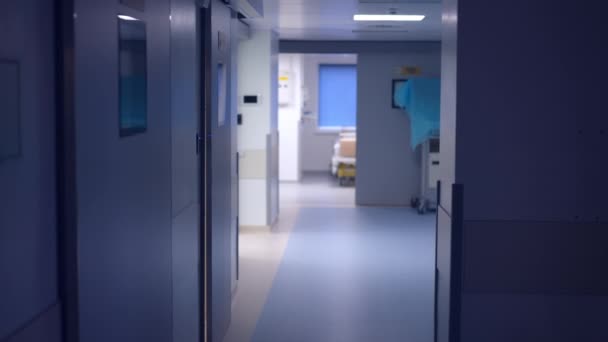 Interiors of modern medical clinic hallway with no people. Wide shot hospital corridor indoors. Medicine and health care concept. — Video Stock