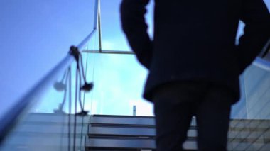 Arka manzara zarif, kendine güvenen genç işadamı çatı katına çıkıyor. Yakışıklı Orta Doğulu adam güneşli bir günde dışarıda geziniyor. Zenginlik ve yaşam tarzı.