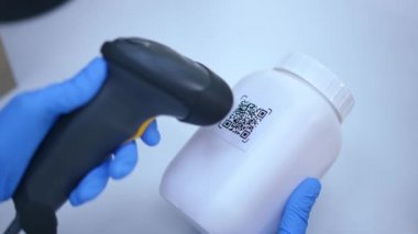 Eczanedeki müşterilere ilaç dağıtan ilaç şişesindeki QR kodunu yakından tarıyorum. Tanımlanamayan Kafkasyalı kadın, içerideki eczanedeki müşterilere ilaç satıyor..