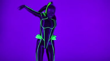 Gelecekçi sayborg kostümlü kendinden emin bir kadının ultraviyole ışıkta robot dansı yaptığı ön manzara portresi. İnce esnek dansçı kameraya bakıyor, eğilip bükülüyor..