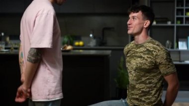 Ek görüş: Eşcinsel bir adam, evde tek dizinin üstünde durmayı teklif ediyor. Beyaz, gülümseyen genç LGBTQ 'lu erkek arkadaşına evlenme teklif ediyor..
