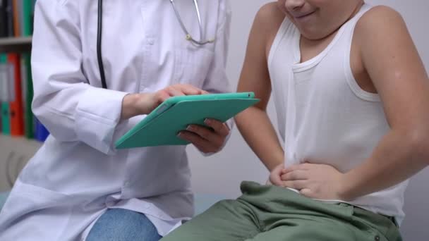 Onherkenbare Jongen Klaagt Buikpijn Het Ziekenhuis Als Arts Vullen Van — Stockvideo
