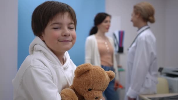 Retrato Del Niño Feliz Mirando Cámara Sonriente Abrazando Osito Peluche — Vídeo de stock