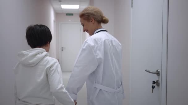 Positiv Kaukasisk Barnläkare Pratar Med Patienter Som Går Slow Motion — Stockvideo