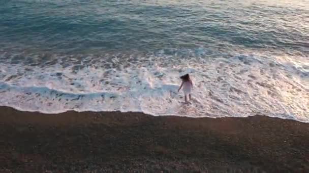 Luchtfoto Van Opgewonden Jonge Vrouw Wandelen Schuimige Middellandse Zee Golven — Stockvideo