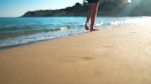 Close Gouden Zand Cyprus Strand Zonneschijn Met Benen Van Onherkenbare — Stockvideo
