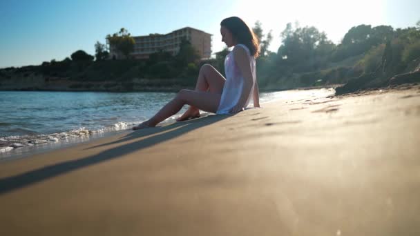 Vista Lateral Joven Mujer Relajada Sentada Playa Del Mar Mediterráneo — Vídeos de Stock