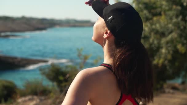 Розстрілюючись Над Плечима Молодої Жінки Яка Милується Середземноморським Морським Пейзажем — стокове відео