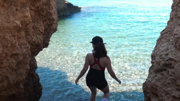 Rückenansicht Junge Schlanke Frau Die Zeitlupe Zum Azurblauen Mittelmeer Hinunterläuft — Stockvideo