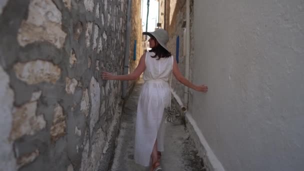 Vista Posterior Joven Curios Mujer Caucásica Caminando Lejos Estrecha Calle — Vídeos de Stock