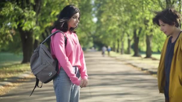 Timide Adolescente Caucasienne Avec Sac Dos Debout Sur Allée Parc — Video