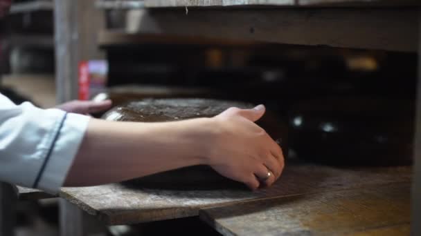 Mani Vista Laterale Formaggio Produttore Irriconoscibile Girando Ruota Formaggio Rallentatore — Video Stock