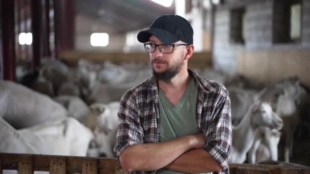 Retrato Plano Medio Agricultor Satisfecho Con Confianza Con Las Manos — Vídeos de Stock