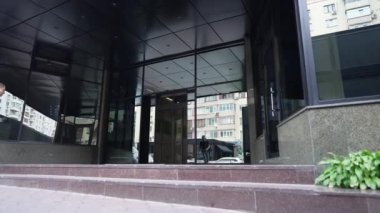 Şehir merkezindeki ofis binasında genç beyaz bir adam binaya giriyor. Kendine güvenen başarılı bir iş adamı açık havada iş için yürüyor. İş ve başarı kavramı