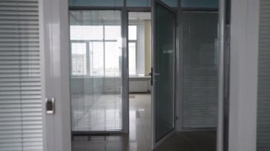 Kiralık mobilyası olmadan boş bir ofise canlı kamera giriyor. Şehir merkezinde kapalı alanda satılık modern şirket gayrimenkullerinin kişisel POV 'u.