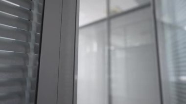Kadın eli kapıyı açıyor ve beyaz ışık ofisinin içine giriyor. Şehir merkezindeki iş yerine yürüyen tanınmayan genç beyaz bir kadın. Başarı ve güven kavramı