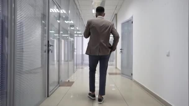 Vista Trasera Amplia Toma Hombre Confiado Caminando Pasillo Oficina Hablando — Vídeo de stock