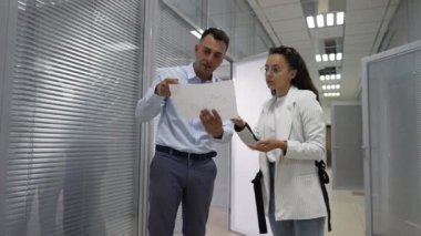 Yönetici koridorda evrak işlerini hallediyor ve üzgün bir çalışan olarak ofisten ayrılıyor. Beyaz bir erkek ve kadın koridorda kavga ediyorlar. Çatışmalar ve kötü muamele kavramı