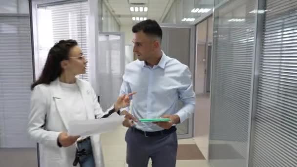 Jeune Homme Positif Promenant Dans Couloir Bureau Comme Une Femme — Video