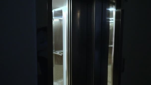 Porte Ascenseur Ouvre Quand Homme Caucasien Réussi Entre Dans Ascenseur — Video