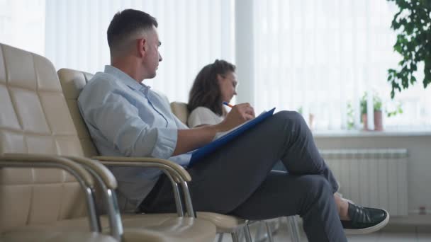 Side View Geconcentreerde Man Zitten Met Vervelende Vrouw Comfortabele Vergaderzaal — Stockvideo