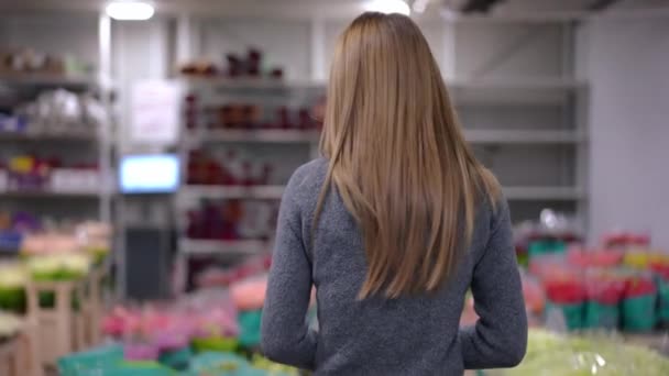 Vista Posterior Delgada Mujer Joven Que Entra Tienda Flores Mirando — Vídeos de Stock