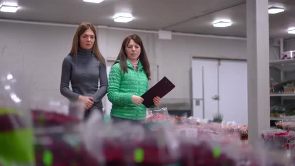 Kafkasyalı Satıcı Alıcı Çiçekçi Dükkanında Çiçek Seçerken Konuşuyorlar Kendine Güvenen — Stok video