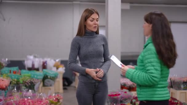 Çiçekçide Çiçekçi Olarak Duran Düşünceli Bir Kadın Müşteriyle Tokalaşıyor Pozitif — Stok video
