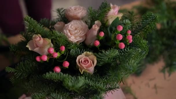 Крупным Планом Красивый Букет Розами Сосновыми Ветвями Женской Рукой Вставляющей — стоковое видео